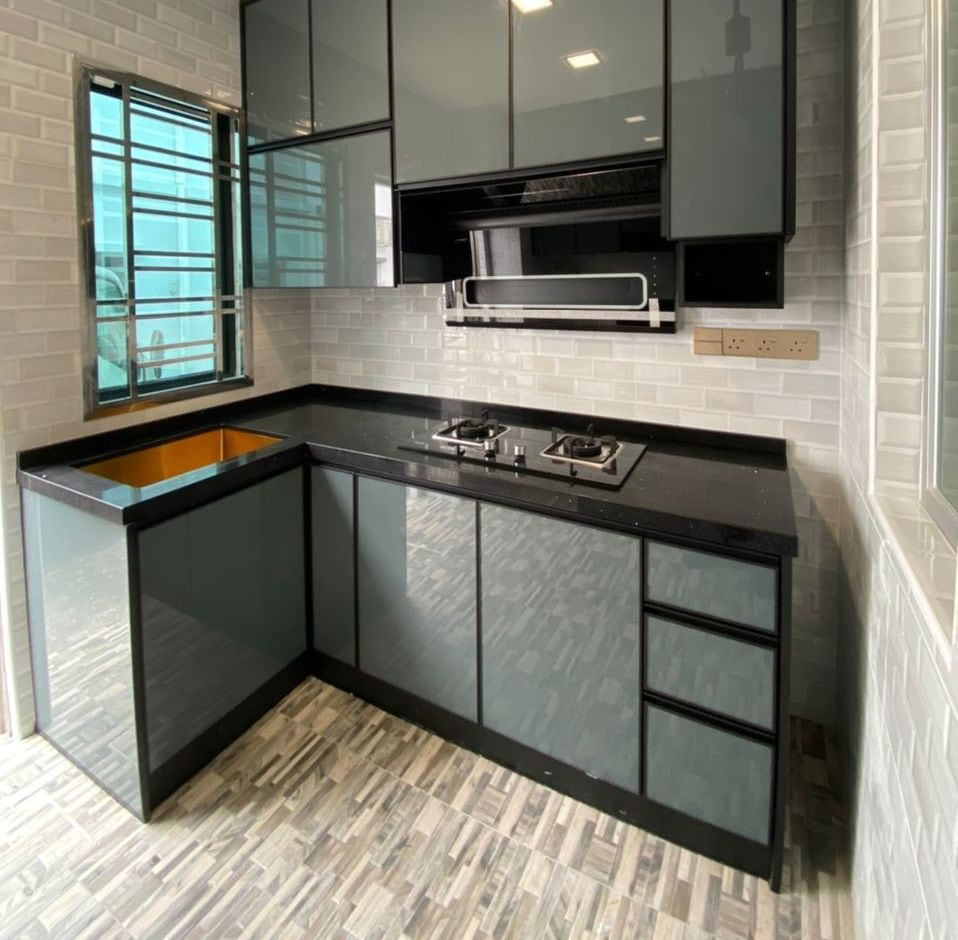 A dark kitchen with a ceiling fan, a gas hob, a black worktop and timber-look flooring.